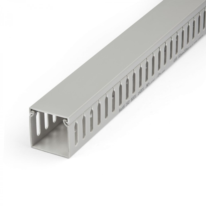 StarTech.com Canaleta para Cableado con Ranura Abierta y Tapa, 50 mm An x 50 mm Al - 2 m Lar - Ranuras de 8 mm, Cubierta de PVC