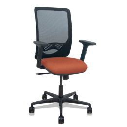 Piqueras y Crespo Silla Zulema sincro malla negra asiento bali marron brazos 2D ruedas 65mm